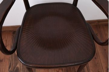 アンティーク家具　イギリスアンティーク　古い木製のおしゃれなベントウッドアームチェア