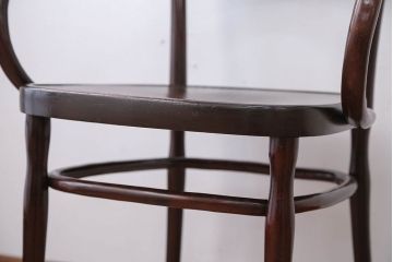 アンティーク家具　イギリスアンティーク　古い木製のおしゃれなベントウッドアームチェア