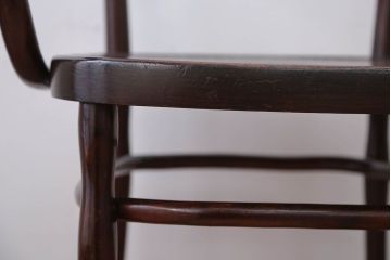 アンティーク家具　イギリスアンティーク　古い木製のおしゃれなベントウッドアームチェア