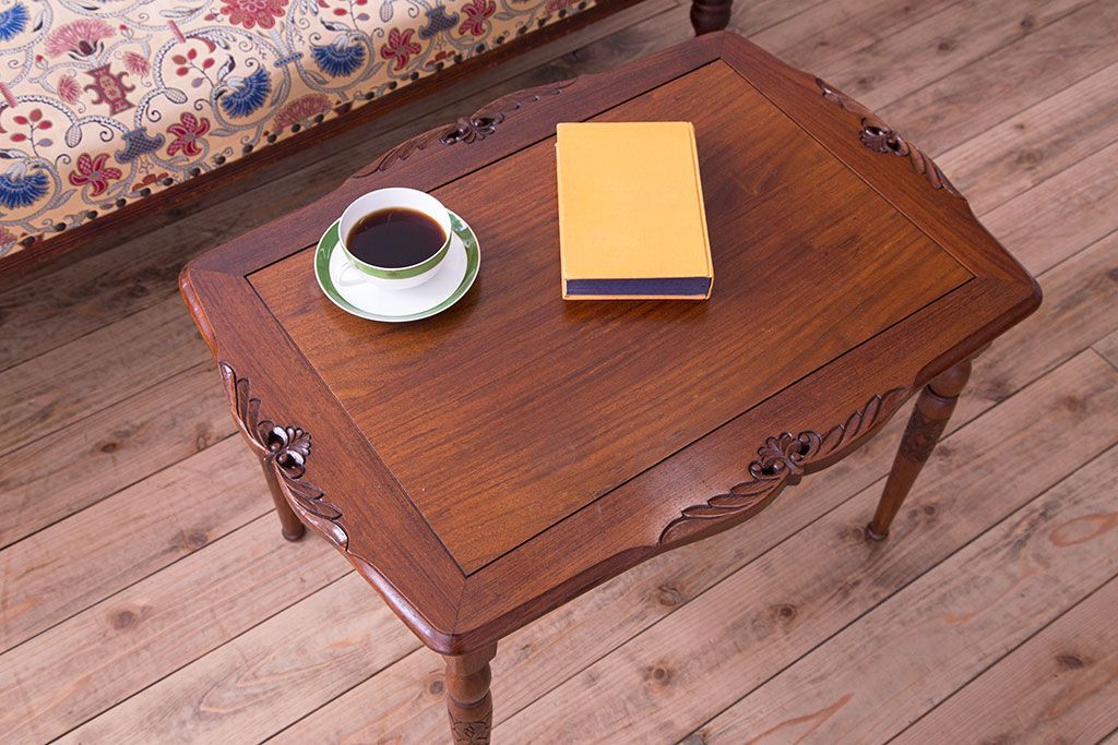 中古　イギリス製　ウォールナット材の彫刻が美しいサイドテーブル