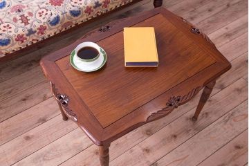 中古　イギリス製　ウォールナット材の彫刻が美しいサイドテーブル