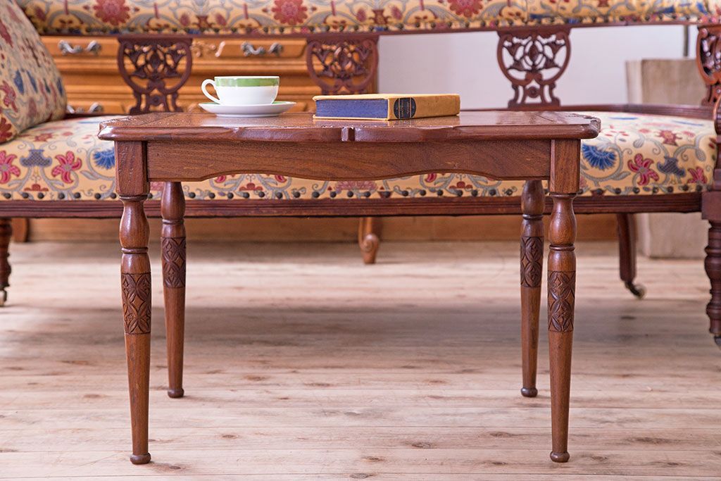 中古　イギリス製　ウォールナット材の彫刻が美しいサイドテーブル