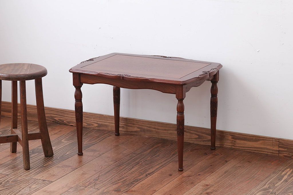 中古　イギリス製　ウォールナット材の彫刻が美しいサイドテーブル