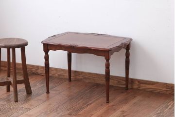 中古　イギリス製　ウォールナット材の彫刻が美しいサイドテーブル