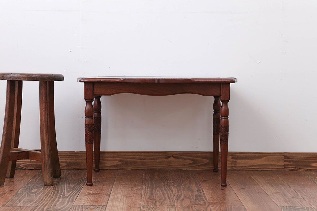 中古　イギリス製　ウォールナット材の彫刻が美しいサイドテーブル