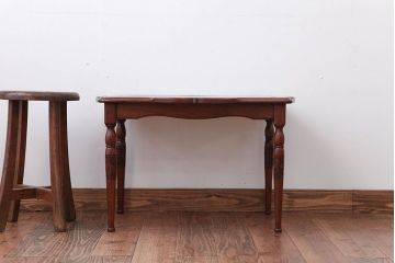 中古　イギリス製　ウォールナット材の彫刻が美しいサイドテーブル