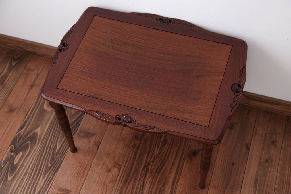 中古　イギリス製　ウォールナット材の彫刻が美しいサイドテーブル