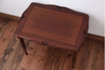 中古　イギリス製　ウォールナット材の彫刻が美しいサイドテーブル
