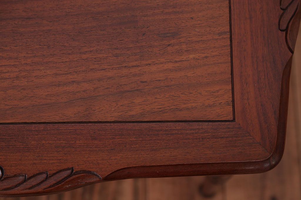 中古　イギリス製　ウォールナット材の彫刻が美しいサイドテーブル