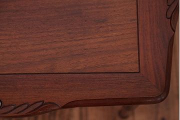 中古　イギリス製　ウォールナット材の彫刻が美しいサイドテーブル