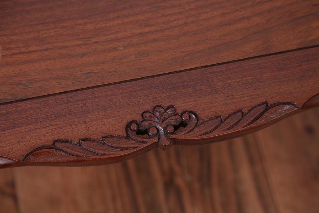 中古　イギリス製　ウォールナット材の彫刻が美しいサイドテーブル