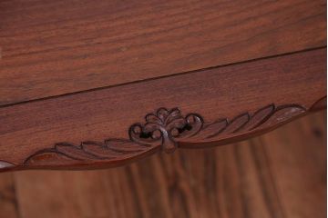 中古　イギリス製　ウォールナット材の彫刻が美しいサイドテーブル
