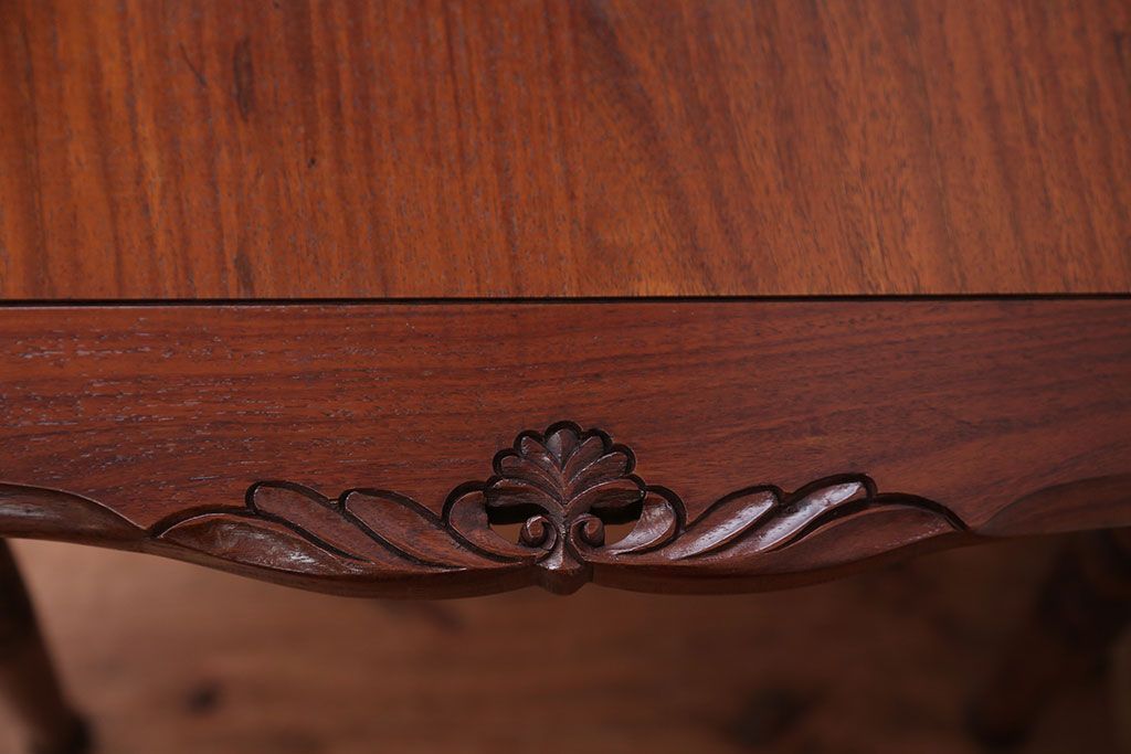 中古　イギリス製　ウォールナット材の彫刻が美しいサイドテーブル