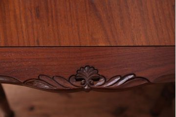 中古　イギリス製　ウォールナット材の彫刻が美しいサイドテーブル