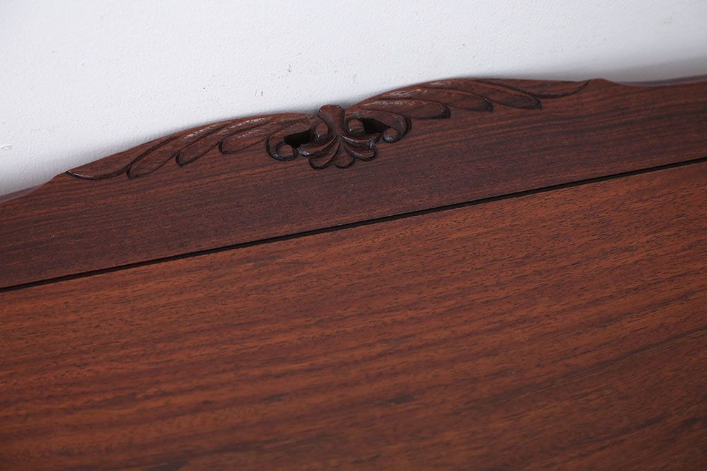 中古　イギリス製　ウォールナット材の彫刻が美しいサイドテーブル