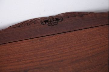 中古　イギリス製　ウォールナット材の彫刻が美しいサイドテーブル