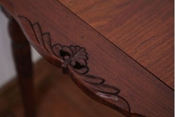 中古　イギリス製　ウォールナット材の彫刻が美しいサイドテーブル