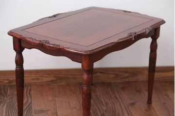 中古　イギリス製　ウォールナット材の彫刻が美しいサイドテーブル