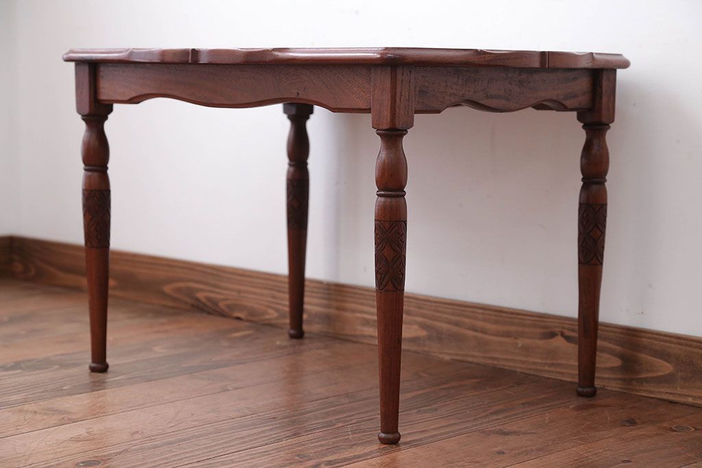 中古　イギリス製　ウォールナット材の彫刻が美しいサイドテーブル