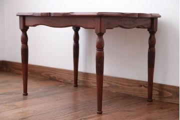 中古　イギリス製　ウォールナット材の彫刻が美しいサイドテーブル