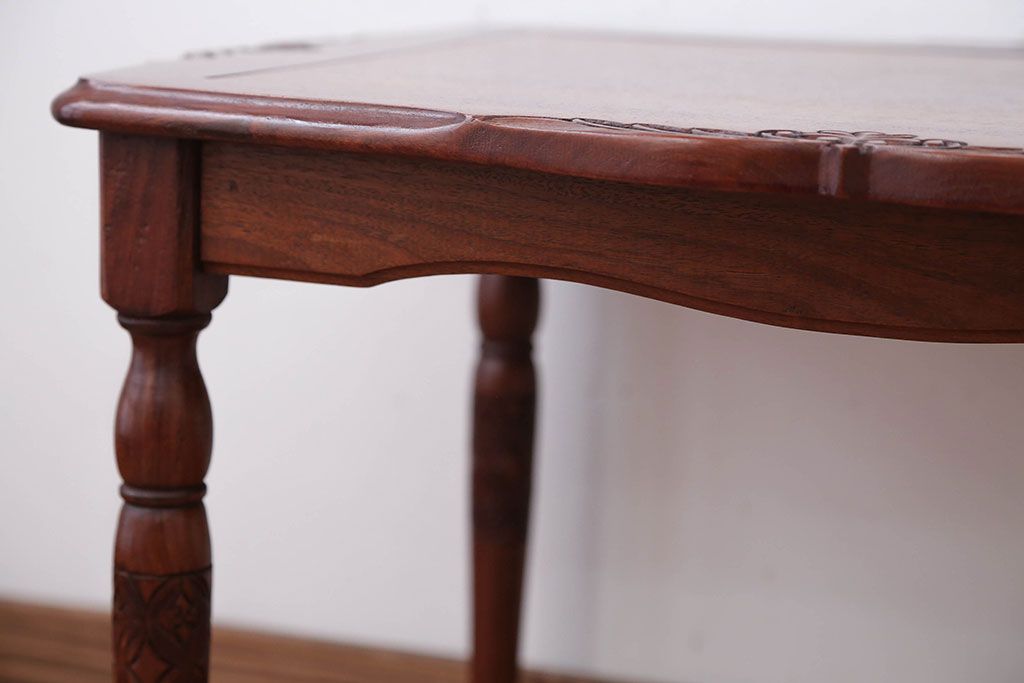 中古　イギリス製　ウォールナット材の彫刻が美しいサイドテーブル