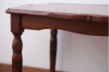 中古　イギリス製　ウォールナット材の彫刻が美しいサイドテーブル