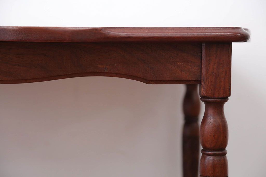 中古　イギリス製　ウォールナット材の彫刻が美しいサイドテーブル