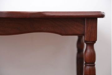 中古　イギリス製　ウォールナット材の彫刻が美しいサイドテーブル