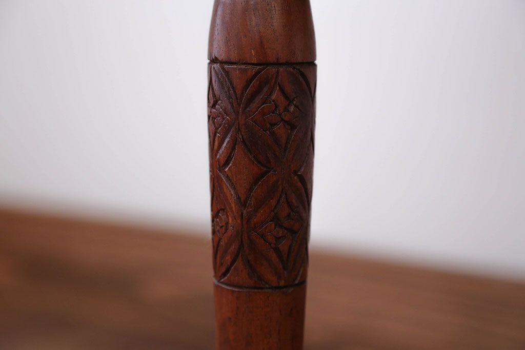 中古　イギリス製　ウォールナット材の彫刻が美しいサイドテーブル