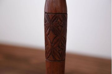 中古　イギリス製　ウォールナット材の彫刻が美しいサイドテーブル