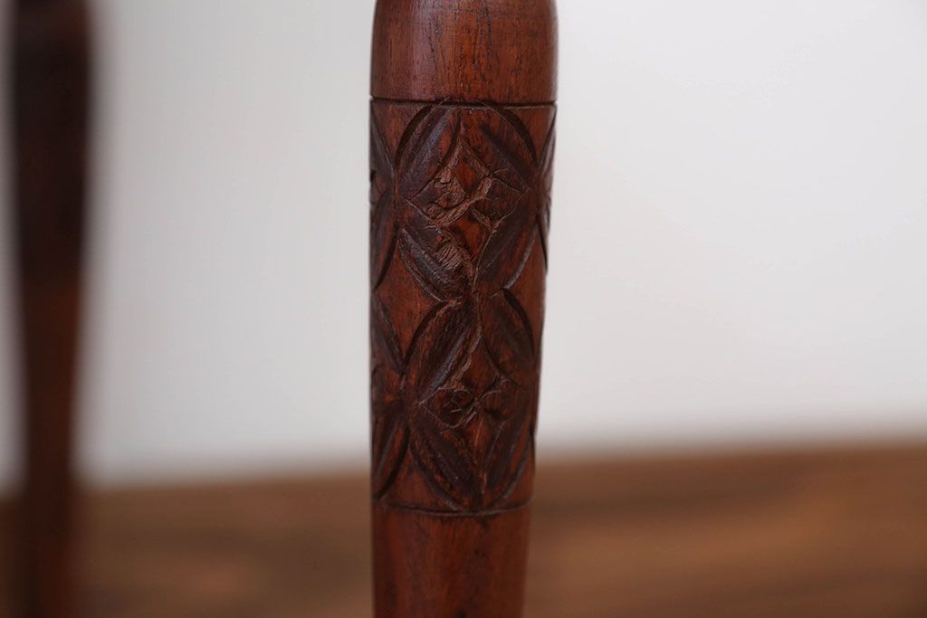 中古　イギリス製　ウォールナット材の彫刻が美しいサイドテーブル