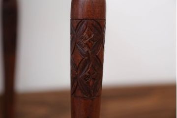 中古　イギリス製　ウォールナット材の彫刻が美しいサイドテーブル