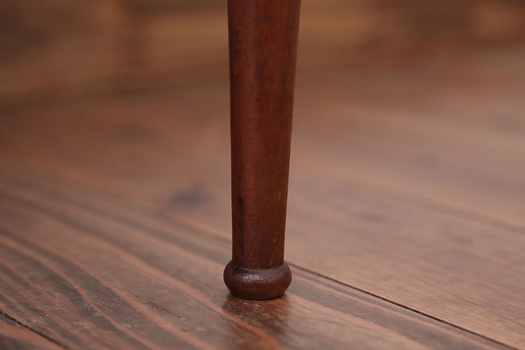 中古　イギリス製　ウォールナット材の彫刻が美しいサイドテーブル