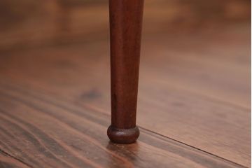 中古　イギリス製　ウォールナット材の彫刻が美しいサイドテーブル