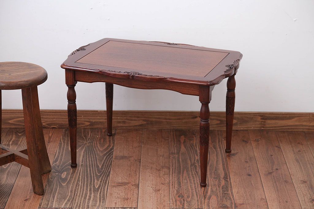 中古　イギリス製　ウォールナット材の彫刻が美しいサイドテーブル