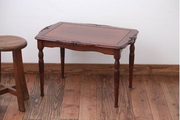 中古　イギリス製　ウォールナット材の彫刻が美しいサイドテーブル