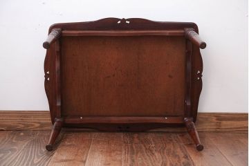 中古　イギリス製　ウォールナット材の彫刻が美しいサイドテーブル