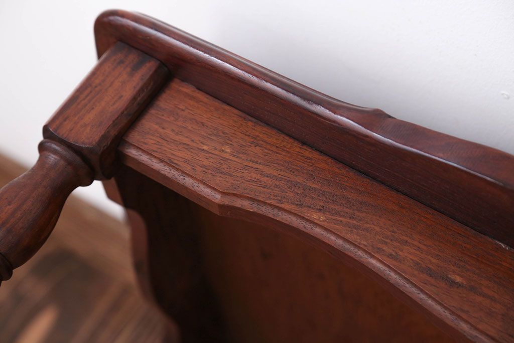 中古　イギリス製　ウォールナット材の彫刻が美しいサイドテーブル