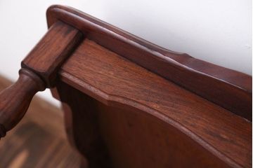 中古　イギリス製　ウォールナット材の彫刻が美しいサイドテーブル