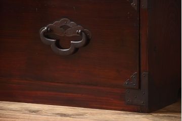 アンティーク家具　古民具・骨董　金具が美しい前面栗材の米沢箪笥