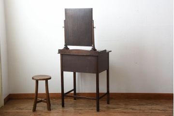 アンティーク家具　イギリスアンティーク　小ぶりで上品なドレッサー