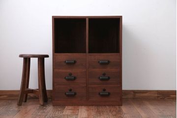 アンティーク家具　和製アンティーク　古い木製の飾り棚付き小引き出し