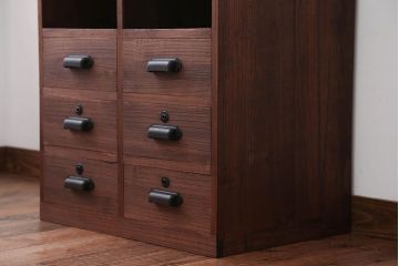 アンティーク家具　和製アンティーク　古い木製の飾り棚付き小引き出し