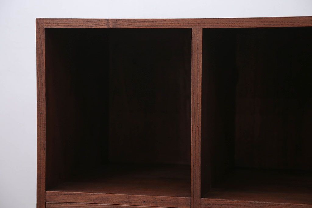 アンティーク家具　和製アンティーク　古い木製の飾り棚付き小引き出し