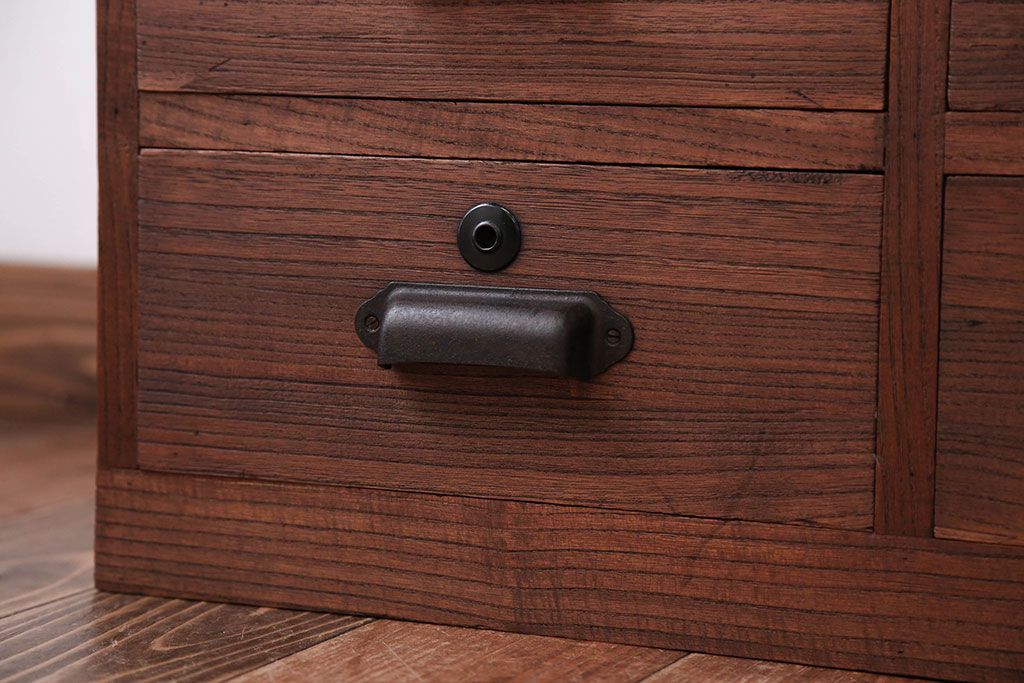 アンティーク家具　和製アンティーク　古い木製の飾り棚付き小引き出し