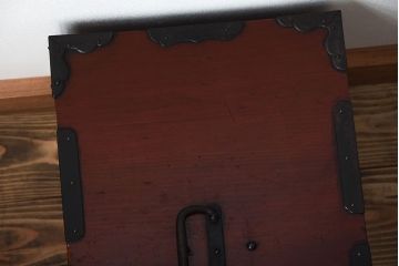 アンティーク家具　古民具・骨董　金具が重厚な船箪笥(掛硯型、懸硯型、三国箪笥)