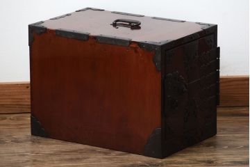 アンティーク家具　古民具・骨董　金具が重厚な船箪笥(掛硯型、懸硯型、三国箪笥)