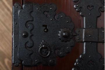 アンティーク家具　古民具・骨董　金具が重厚な船箪笥(掛硯型、懸硯型、三国箪笥)