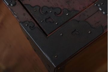 アンティーク家具　古民具・骨董　金具が重厚な船箪笥(掛硯型、懸硯型、三国箪笥)