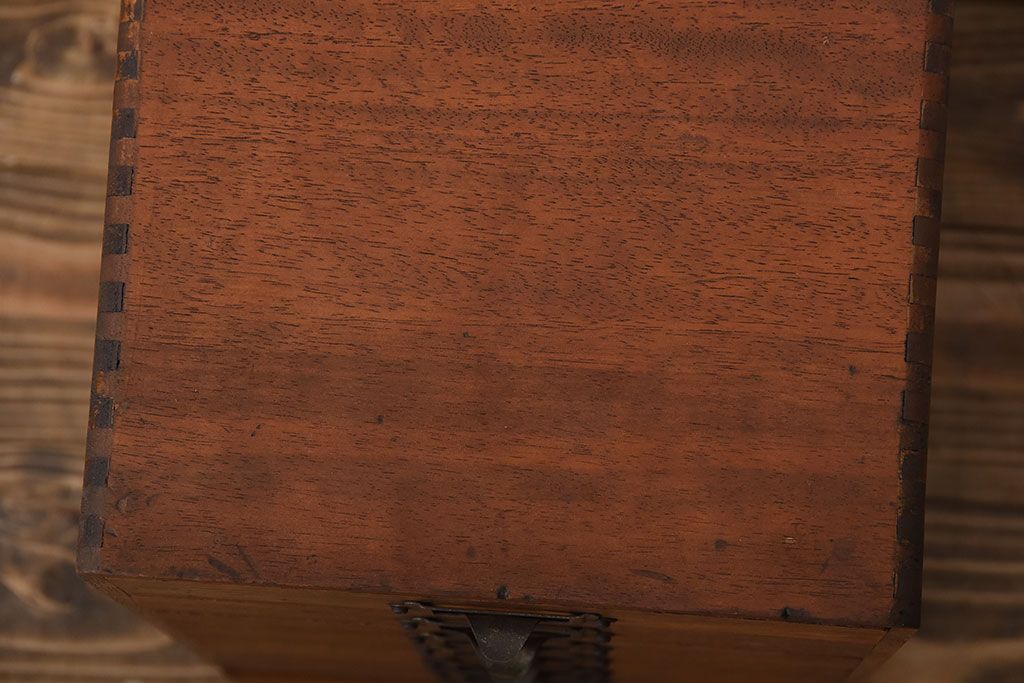 レトロ家具　昭和レトロ　ネームプレート付き!古いナラ材のアンティーク小引き出し